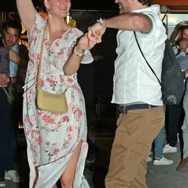 Festivaliers au concert de musique d'Amérique latine du groupe pop Tupyna Groove