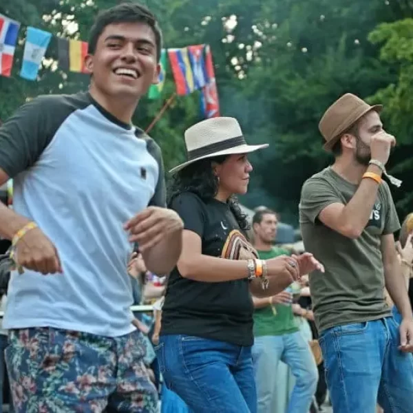 Festivaliers au concert de musique d'Amérique latine du groupe pop Tupyna Groove