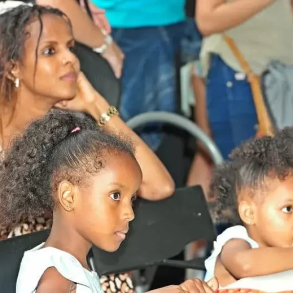 Batucada : parade et concert d'un groupe de percussions brésiliennes
