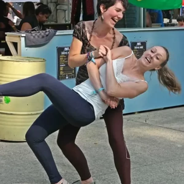 Batucada : parade et concert d'un groupe de percussions brésiliennes