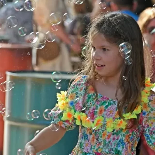 Batucada : parade et concert d'un groupe de percussions brésiliennes