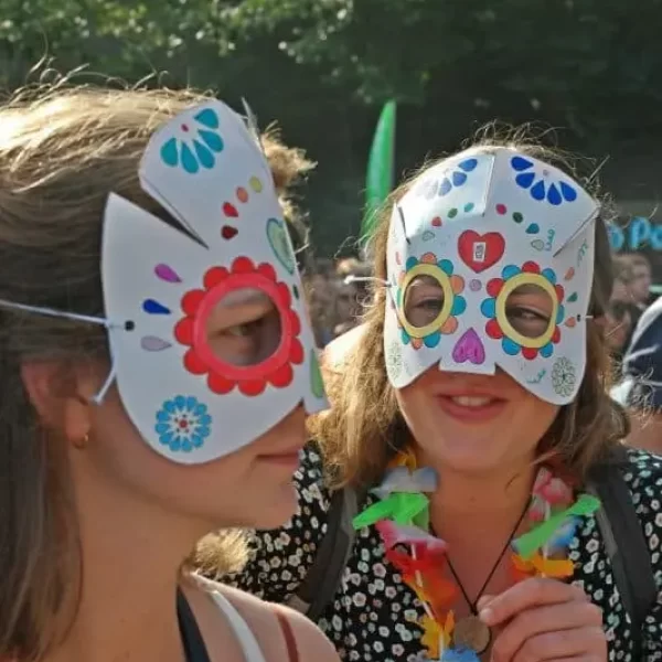 Batucada : parade et concert d'un groupe de percussions brésiliennes