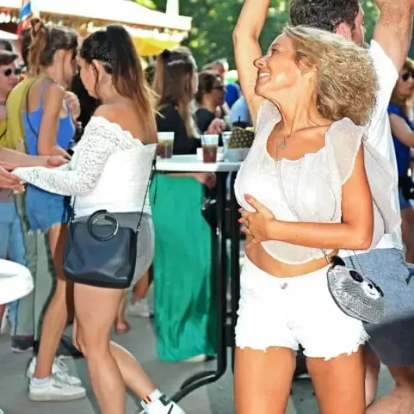 Festivaliers au concert de musique d'Amérique latine du groupe pop Tupyna Groove