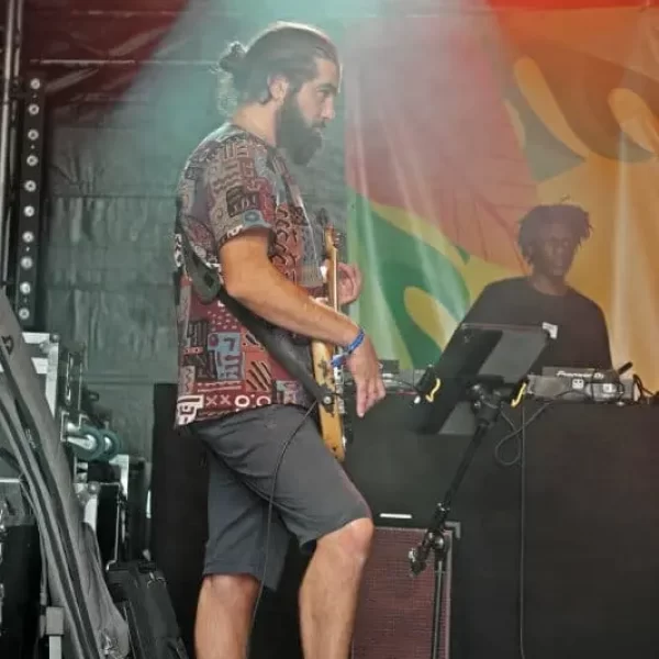 Le concert de musique d'Amérique latine à Fiesta Latina avec le groupe pop Tupyna Groove