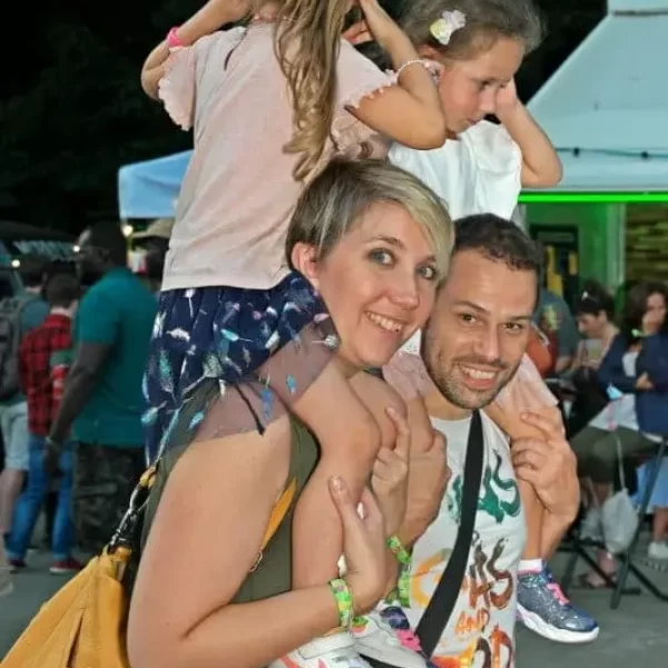 Batucada : parade et concert d'un groupe de percussions brésiliennes