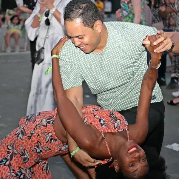 Festivaliers au concert de musique d'Amérique latine du groupe pop Tupyna Groove