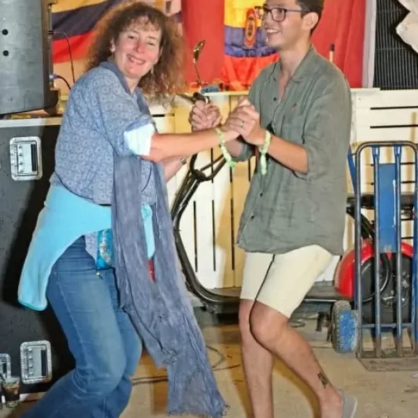 Festivaliers au concert de musique d'Amérique latine du groupe pop Tupyna Groove