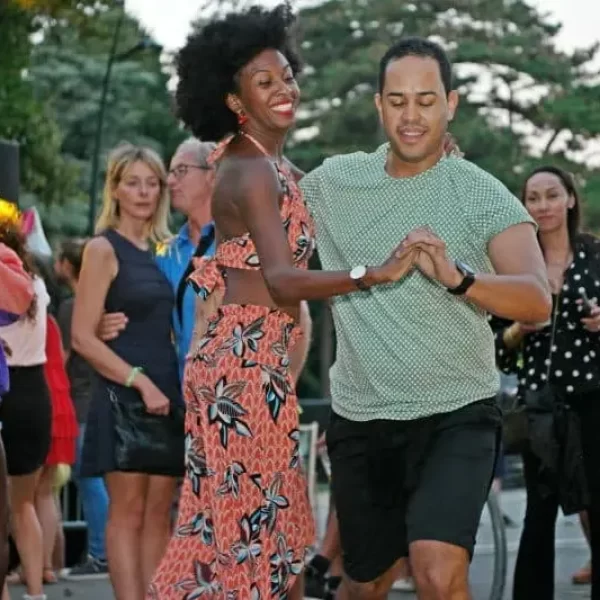 Festivaliers au concert de musique d'Amérique latine du groupe pop Tupyna Groove