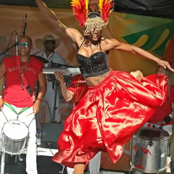 Batucada : parade et concert d'un groupe de percussions brésiliennes