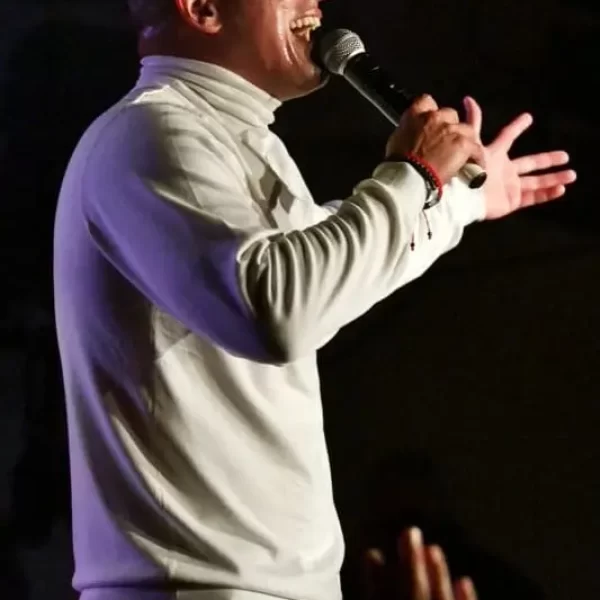 Le chanteur Nicolas Martinez et son groupe au FIC