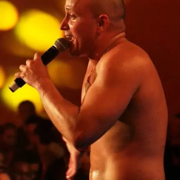 Le chanteur Nicolas Martinez et son groupe au FIC