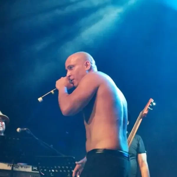 Le chanteur latino Nic N'taya et son groupe de musiciens