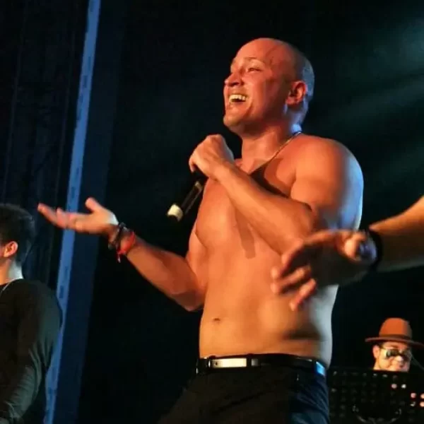 Le chanteur latino Nic N'taya et son groupe de musiciens