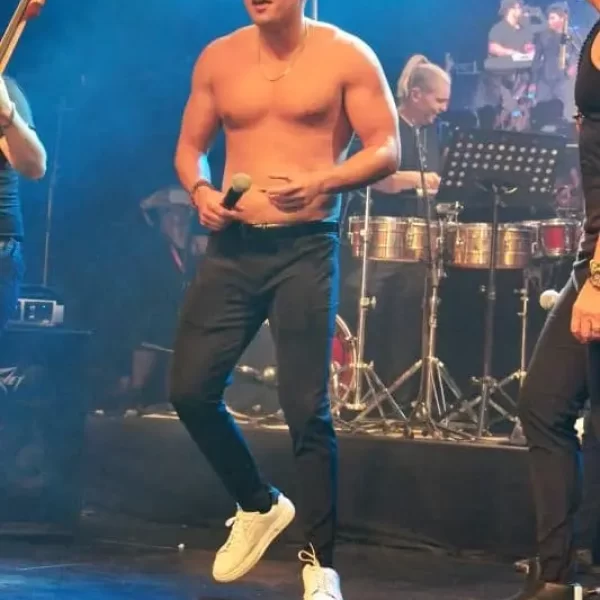 Le chanteur latino Nic N'taya et son groupe de musiciens