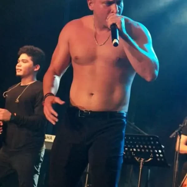 Le chanteur latino Nic N'taya et son groupe de musiciens