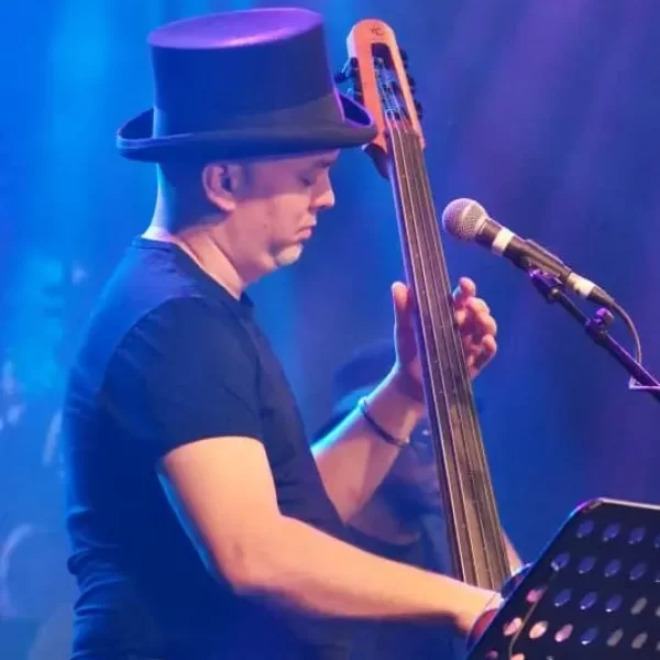 Le chanteur Nicolas Martinez et son groupe au FIC