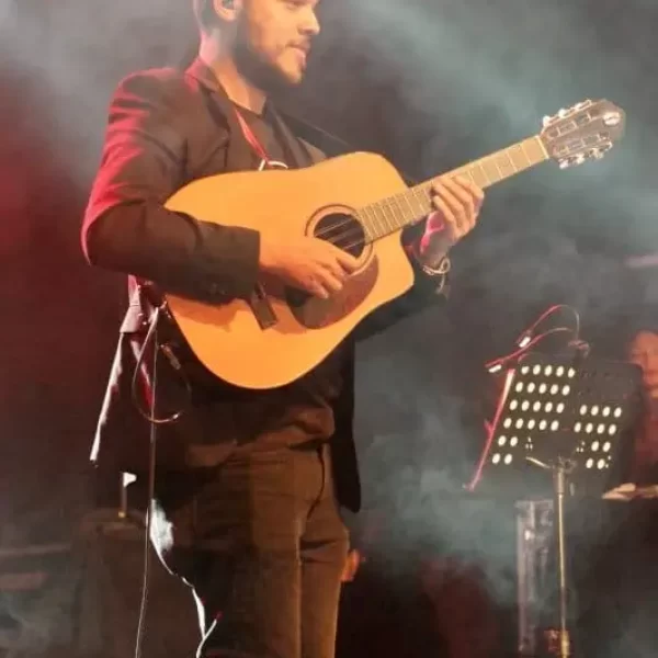 Le chanteur Nicolas Martinez et son groupe au FIC