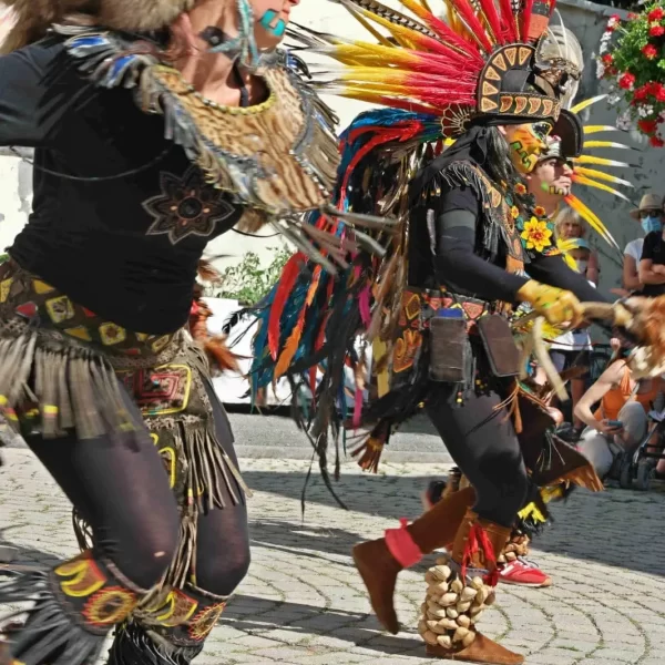 Déambulations Aztèque par le groupe Danza Prehispanica Tonatiuh