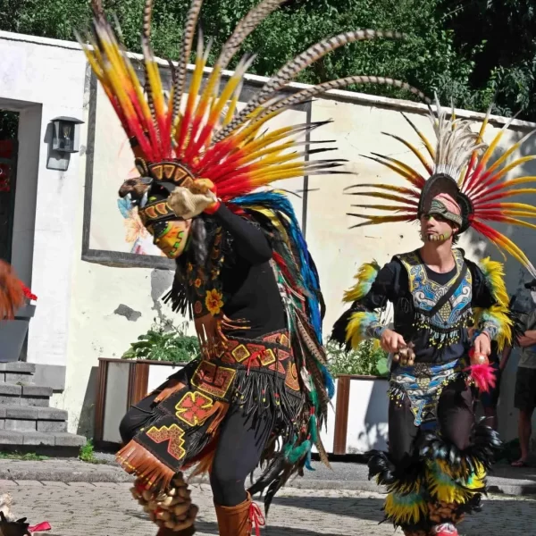 Déambulations Aztèque par le groupe Danza Prehispanica Tonatiuh