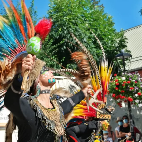 Déambulations Aztèque par le groupe Danza Prehispanica Tonatiuh